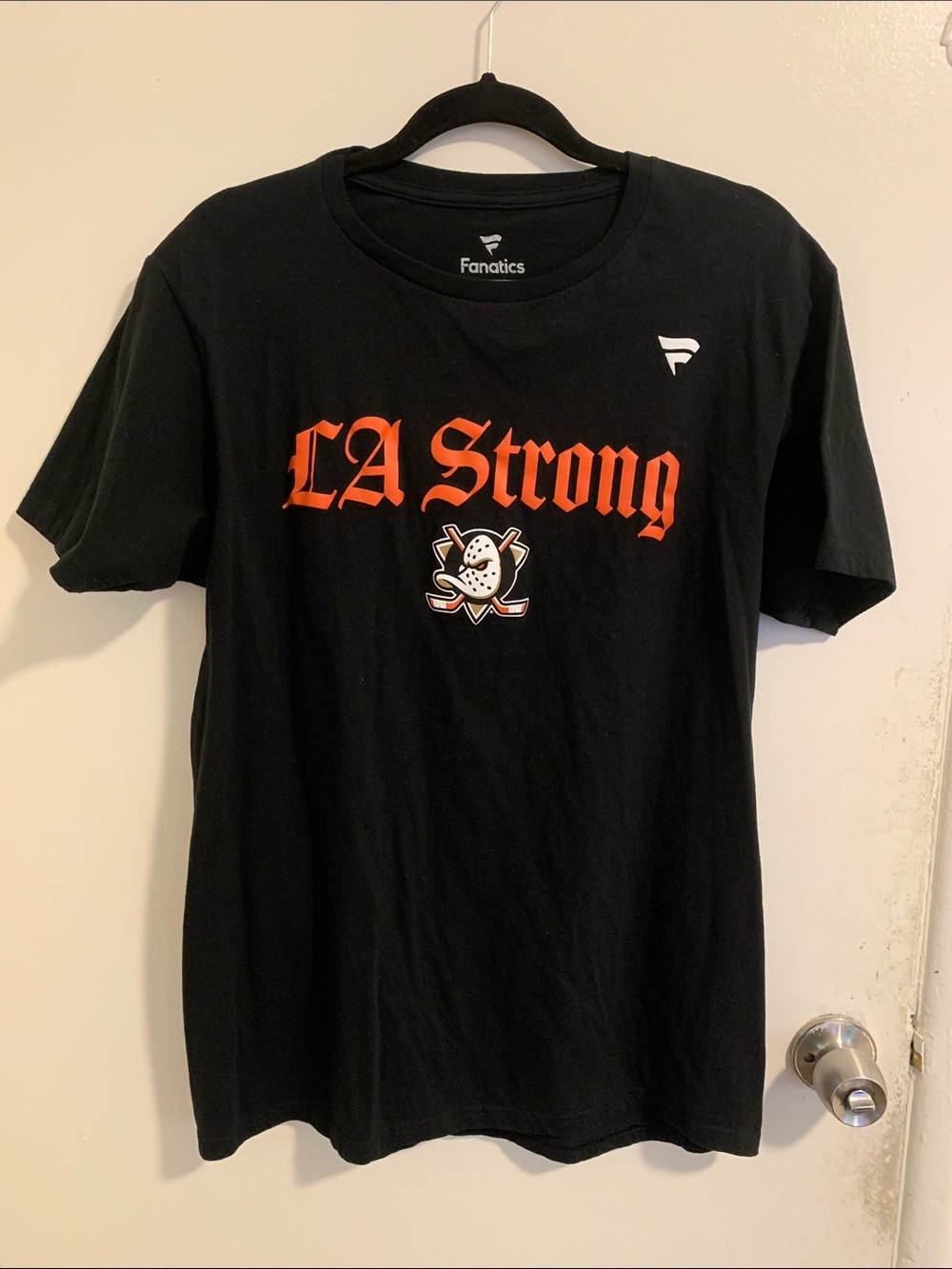 Men’s Anaheim Ducks hockey team tee!